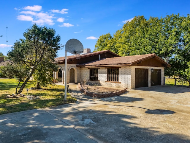 view of front facade with a front yard and a garage