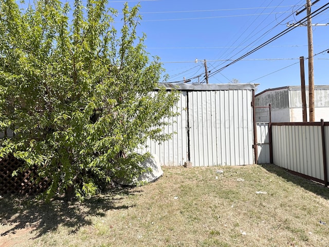 view of yard with a storage unit