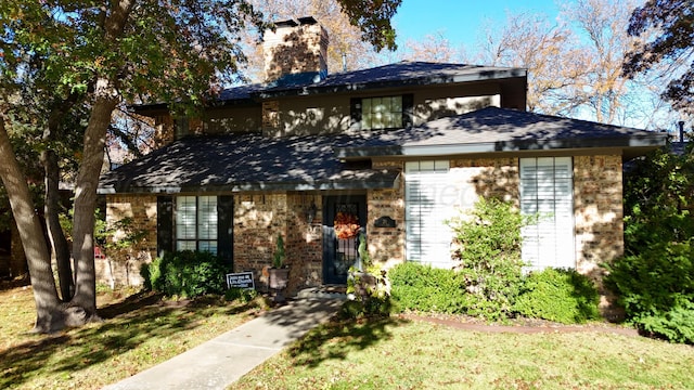 view of front facade with a front yard