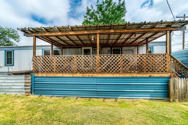 back of house featuring a yard