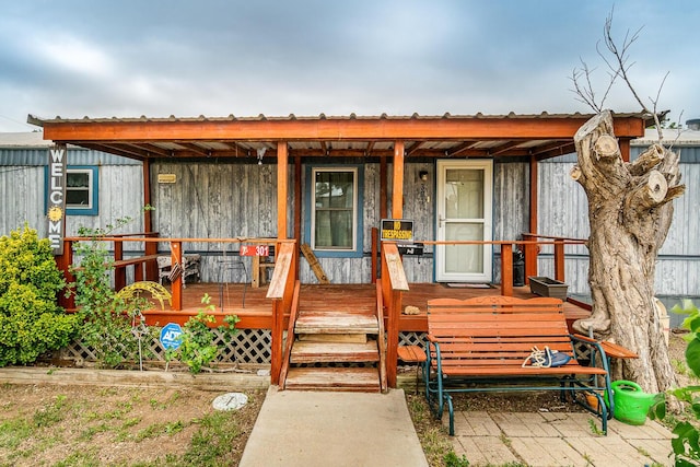 doorway to property with covered porch