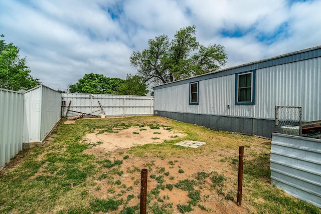 view of yard featuring a storage shed