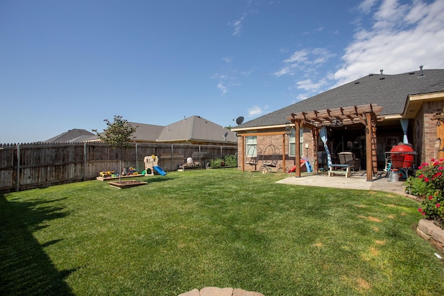 view of yard featuring a pergola, a fenced backyard, and a patio