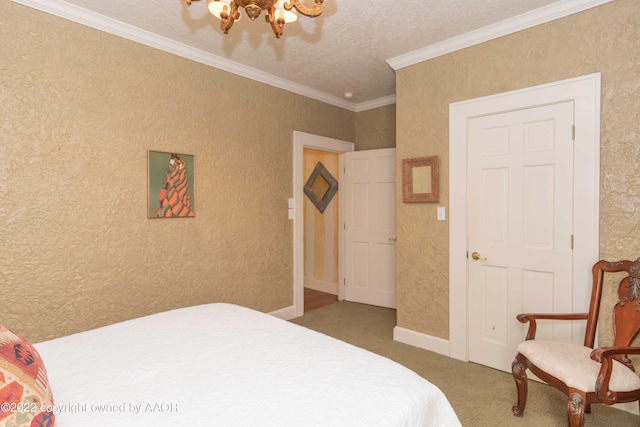 bedroom with a textured ceiling, carpet flooring, an inviting chandelier, and crown molding