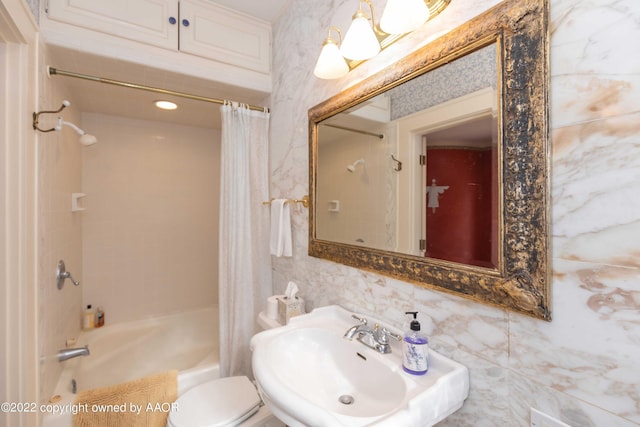 1607 S Harrison St, Amarillo, TX 79102 - bathroom featuring a sink, shower / tub combo with curtain, toilet, and backsplash