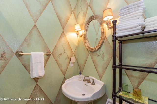 bathroom featuring sink