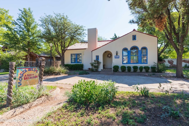 1607 S Harrison St, Amarillo, TX 79102 - mediterranean / spanish home featuring stucco siding, a chimney, and curved driveway