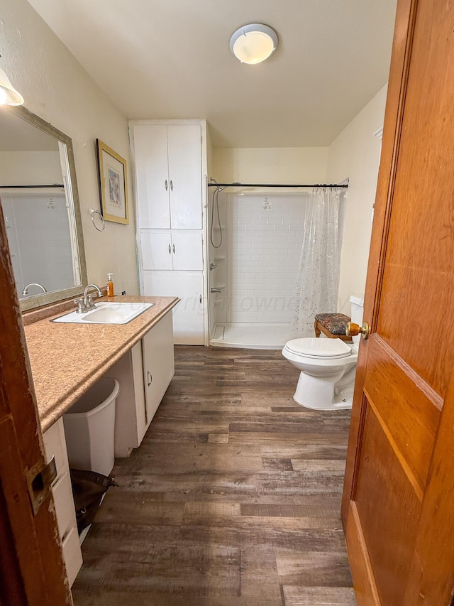 600 S Williston St, White Deer, TX 79097 - full bath with vanity, a tile shower, toilet, and wood finished floors