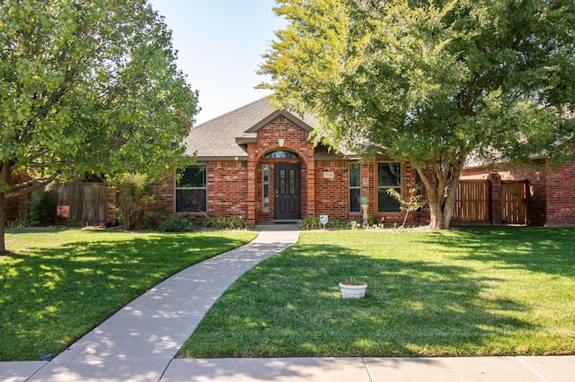 view of front facade featuring a front yard