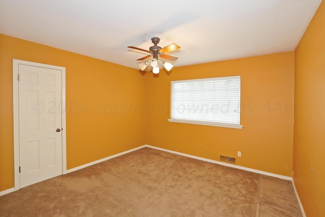 carpeted empty room featuring ceiling fan