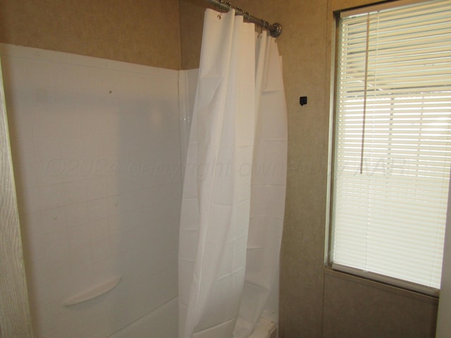 bathroom featuring shower / tub combo