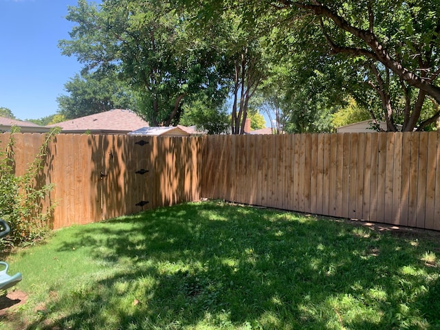 6812 Blacksmith Ln, Amarillo, TX 79109 - view of fenced yard