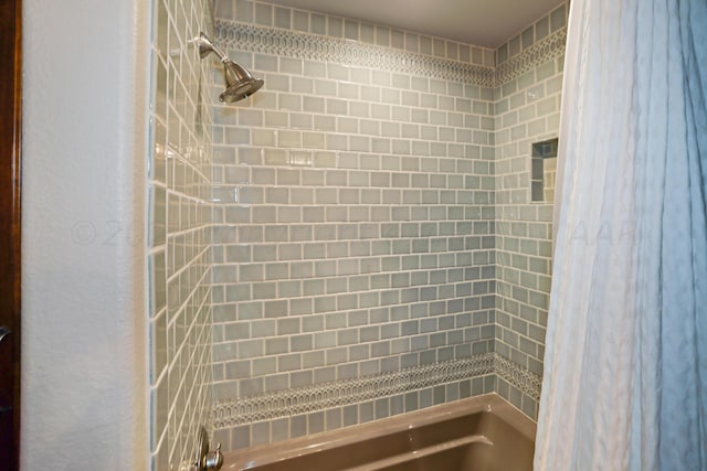 bathroom with tiled shower / bath combo