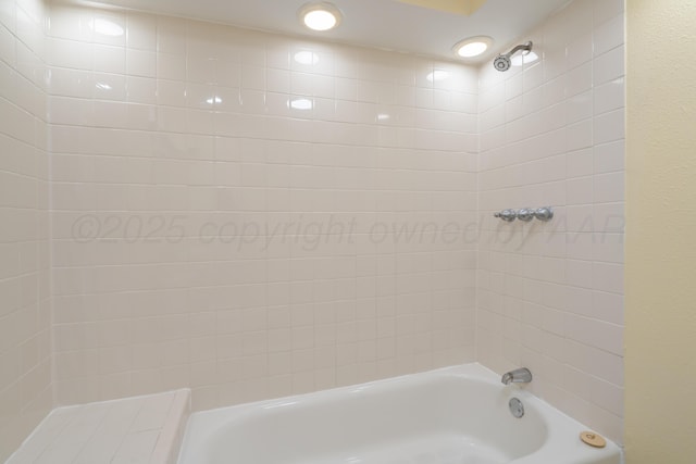 bathroom with tiled shower / bath combo