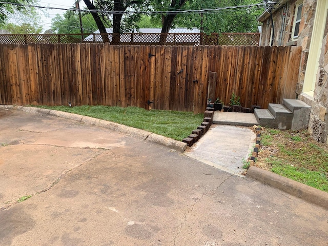 2042 S Hayden St, Amarillo, TX 79109 - view of yard featuring fence