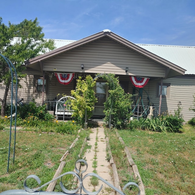 view of front of property with a front yard