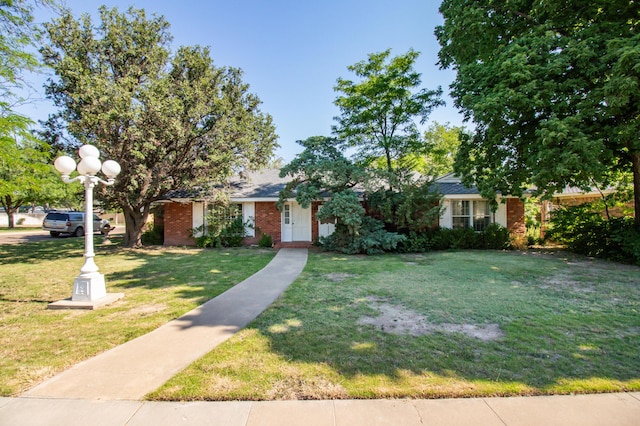 view of front facade with a front lawn