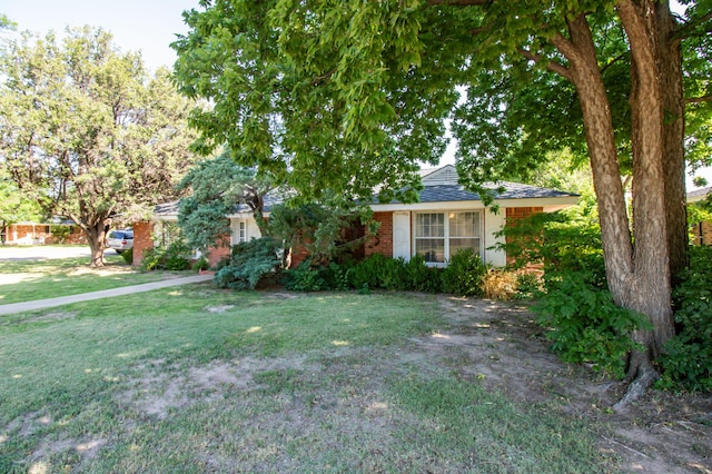 view of front of property featuring a front lawn