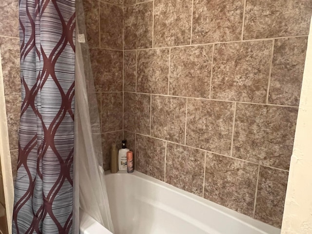 bathroom featuring shower / bath combo with shower curtain