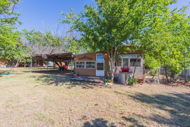 view of front of house with a front lawn