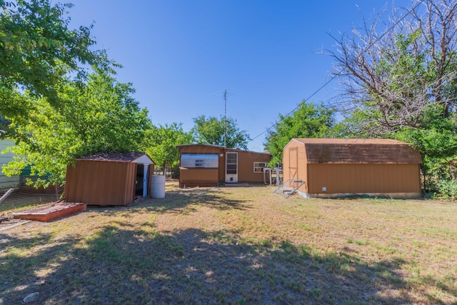 view of yard featuring a storage unit