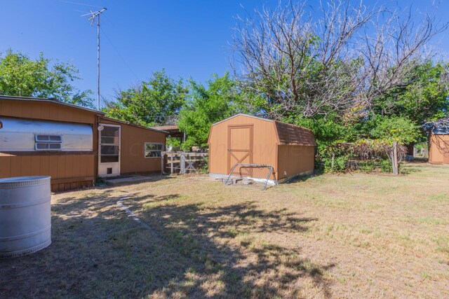 view of yard with a storage unit