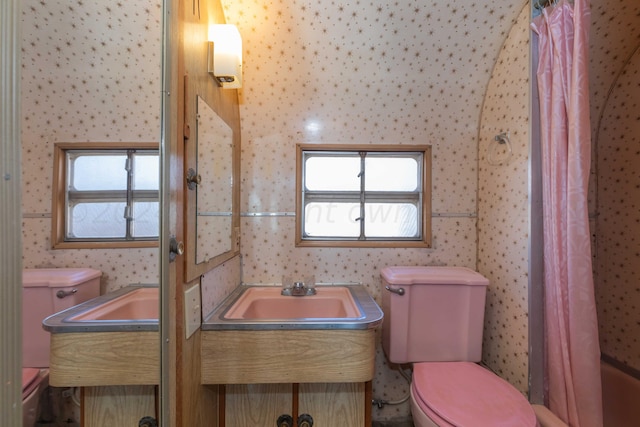 full bathroom with toilet, vanity, and shower / bath combo with shower curtain