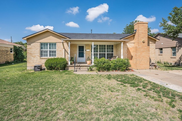 ranch-style house featuring a front yard