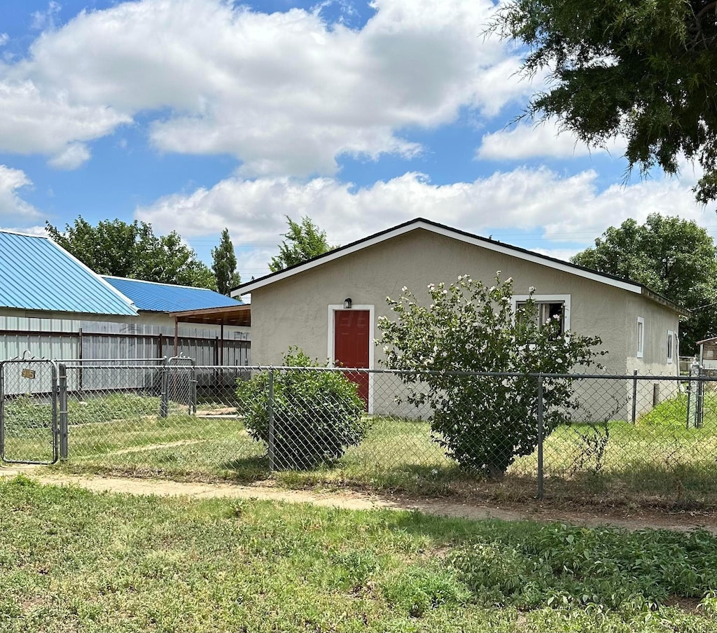 905 S Beard Ave, Dumas, TX 79029 - view of home's exterior with stucco siding