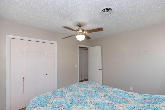 707 N Arkansas St, Shamrock, TX 79079 - bedroom with a closet, ceiling fan, and a textured ceiling