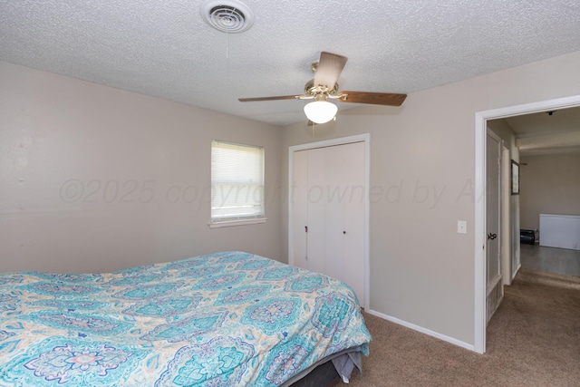 707 N Arkansas St, Shamrock, TX 79079 - bedroom featuring carpet, a closet, ceiling fan, and a textured ceiling
