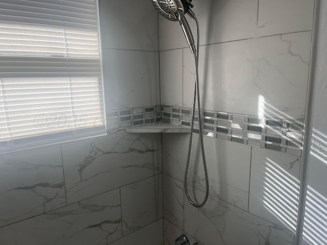 room details featuring a tile shower