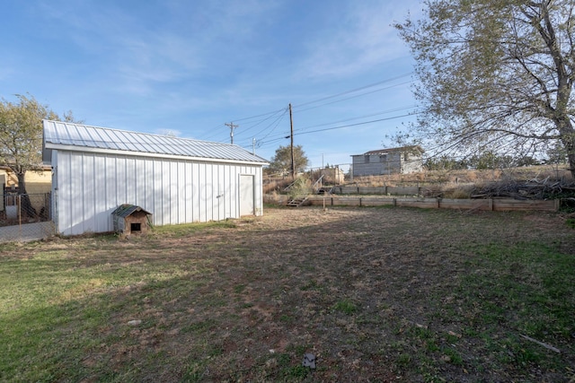 view of yard with an outdoor structure