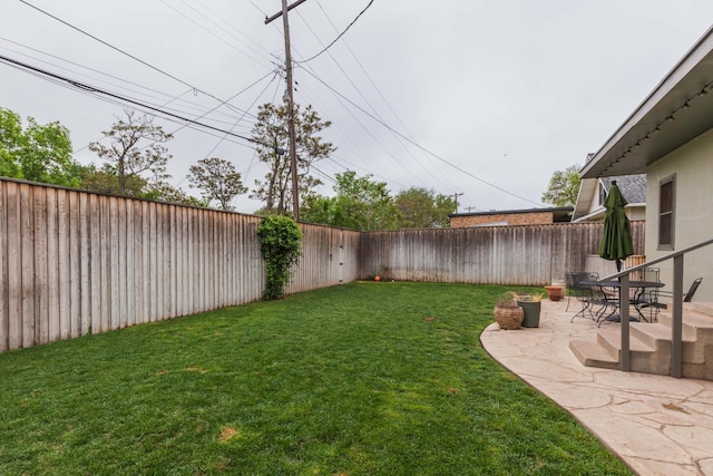 view of yard featuring a patio