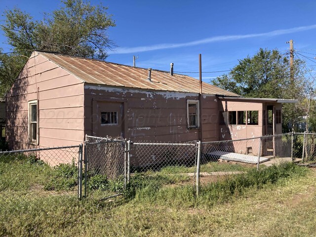 409 N Alabama St, Amarillo, TX 79106 - view of outbuilding with fence