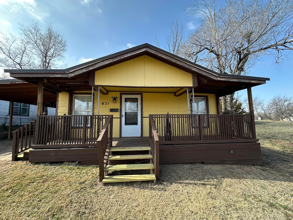 view of front of house featuring a front lawn and a porch