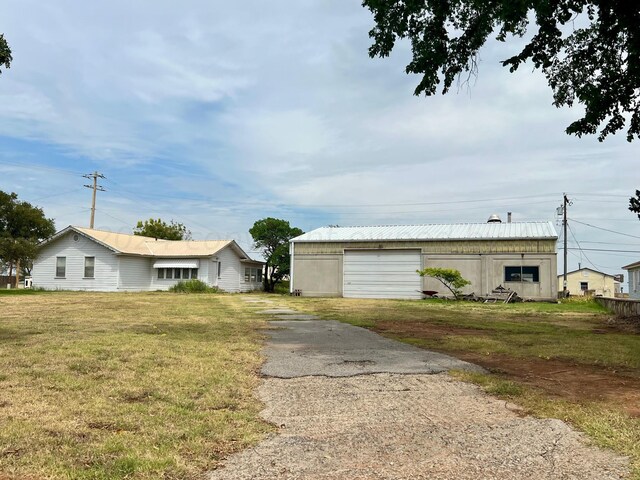 view of front facade featuring a front yard