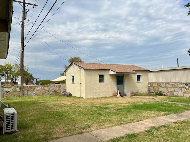 view of front facade featuring a front yard