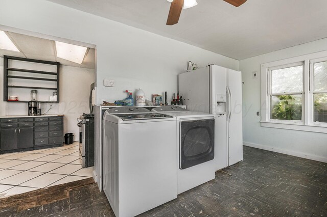 300 E 4th St, Clarendon, TX 79226 - laundry area with separate washer and dryer, a ceiling fan, and baseboards