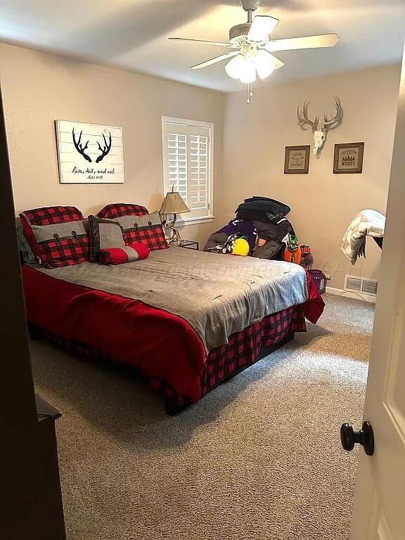 carpeted bedroom featuring ceiling fan