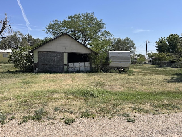 view of yard with an outdoor structure