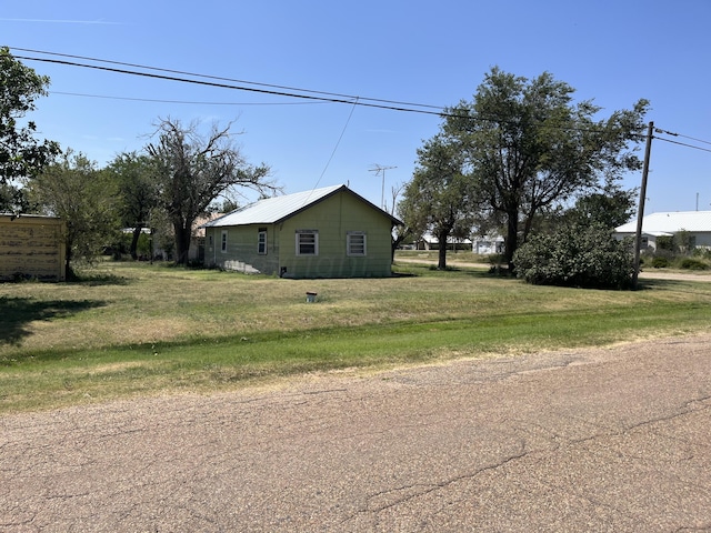 view of side of property featuring a yard