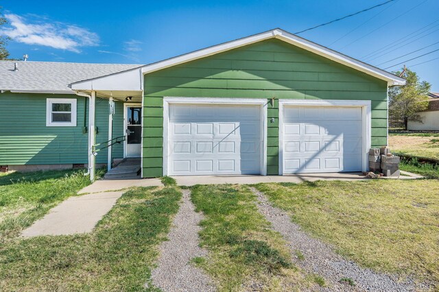 view of front facade featuring a garage and a front lawn