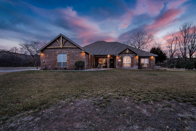 single story home featuring a lawn