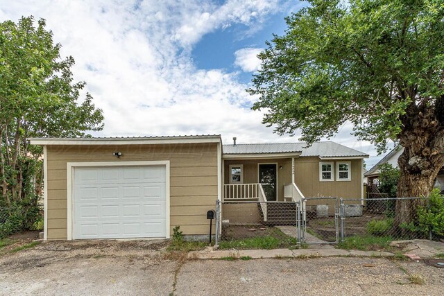 122 Maple St, Borger, TX 79007 - photo 2