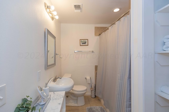 3002 S Polk St, Amarillo, TX 79109 - full bathroom featuring tile patterned floors, toilet, vanity, and a shower with curtain