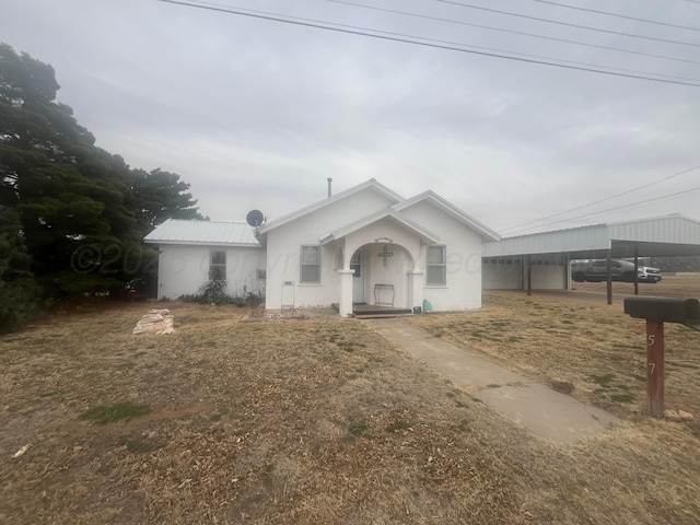 view of front of property featuring stucco siding