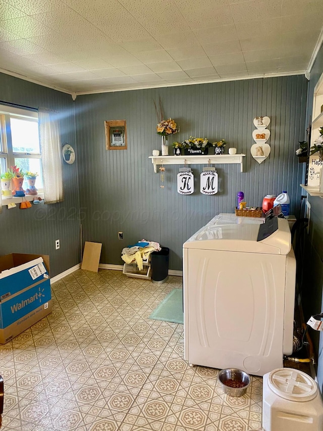 928 Elmore St, Borger, TX 79007 - bathroom featuring crown molding and baseboards