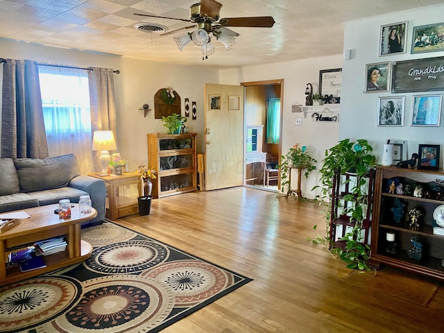 928 Elmore St, Borger, TX 79007 - living area with wood finished floors and ceiling fan