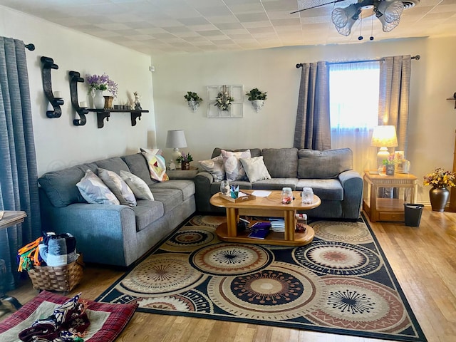 928 Elmore St, Borger, TX 79007 - living room featuring hardwood / wood-style flooring and a ceiling fan